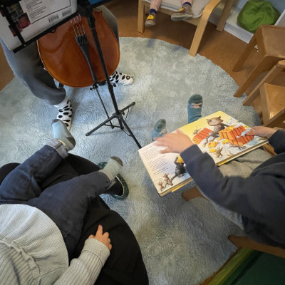mein Sohn spielt Cello für die Tageskinder