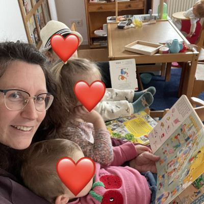 zusammen Bücher anschauen