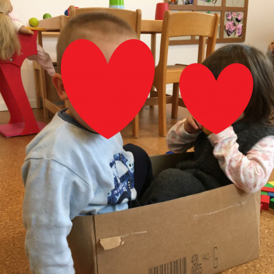 mit Kartons spielen macht Spaß